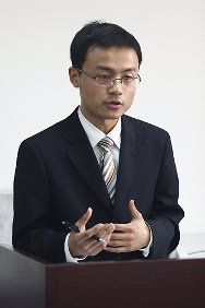 作为控方迎战内蒙古大学队的姜哲在法官面前进行陈述。他的发言条理清晰、铿锵有力，给法官留下了深刻的印象。