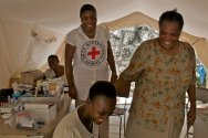 科兰小姐及一名红十字国际委员会工作人员正与一名患者交谈。