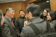 2010年国际人道法模拟法庭竞赛在北京的人民大学法学院举行。在国际人道法讲座之后，刘大群法官与法律专业学生交谈。