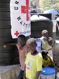 在位于太子港市级养老院园区内的营地里，西班牙和海地红十字会在营地中安装了水箱。