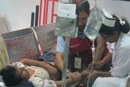 孟加拉国，达卡机场，孟加拉国红新月会的一支医疗队正在照顾一名孟加拉劳工，他在逃离利比亚冲突后刚刚从突尼斯抵达这里。