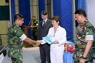 在为期5天的国际人道法教官培训课程结束时，一名孟加拉国武装部队成员获得培训证书。