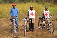 安戈，刚果民主共和国红十字会志愿者们骑着自行车走村串户登记将要领取援助物资的人。