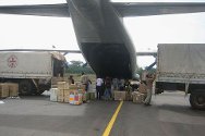 2011年4月6日，科特迪瓦，红十字国际委员会工作组在马恩机场卸载医疗物资。