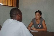 阿比让，拘留惩教所，一名红十字国际委员会代表正在与被拘留者进行单独交谈。