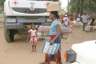 科特迪瓦，迪埃奎，科科芒（Kokoman），一名妇女领走红十字国际委员会发放的生活用品。
