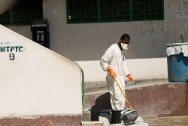 太子港民事监狱，一名身穿防护服的被拘留者正在为监狱的霍乱治疗中心消毒。