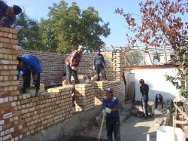 吉尔吉斯斯坦，奥什。在当地人的参与下，修建工作启动。 