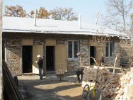 吉尔吉斯斯坦，奥什。一栋房子修建完工。