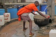 利比里亚，蒙罗维亚中央监狱。新水井、改进的排污系统和储水池改善了利比里亚拘留场所的生活条件。
