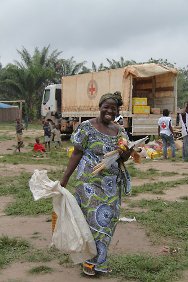 红十字国际委员会和利比里亚红十字会在大吉德州的杨松镇分发大米、食用油和盐，帮助人们渡过利比里亚的“饥荒季”。