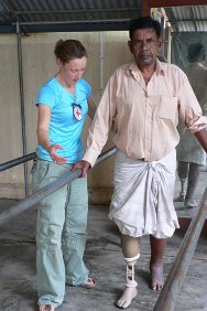 贾夫纳-斋浦尔残疾人康复中心，在红十字国际委员会理疗康复师的关照下，一名男子开始学习用假肢行走。