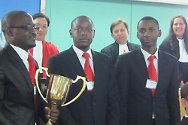 坦桑尼亚，阿鲁沙，泛非国际人道法模拟法庭竞赛。津巴布韦大学队获得了冠军奖杯，与他们合影的是卢旺达国际刑事法庭的法官松-基•帕克（穿红色衣服）以及卢旺达国际刑事法庭和红十字国际委员会的代表。