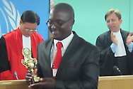 坦桑尼亚，阿鲁沙，泛非国际人道法模拟法庭竞赛。在闭幕式上，津巴布韦的陶纳•尼亚马库拉荣获最佳辩手奖。 