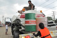泰国，前往巴吞他尼监狱的途中，红十字国际委员会工作组想方设法使用各种交通工具，这辆运油的卡车似乎是个不错的选择。