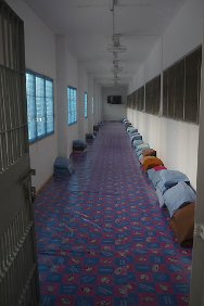 泰国，在过度拥挤的拉乍布里监狱，走廊都被改为宿舍。