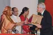 孟加拉国总统齐勒•拉赫曼（Zillur Rahman）和总理谢赫•哈西娜（Sheikh Hasina）为弗朗索瓦•比尼翁颁奖。