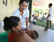 哥伦比亚，卡克塔省，巴霍卡关（Bajo Caguan）地区，红十字国际委员会流动医疗队工作人员正在一个偏远村庄救治一名儿童。卡关河沿岸的居民身受武装冲突和孤立无援之苦。他们主要通过红十字国际委员会流动医疗队来获得医疗服务。