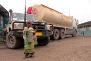 戈马，红十字国际委员会每天用卡车向唐博斯科儿童临时收容中心运水。