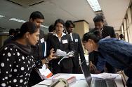 孟加拉国，达卡。志愿者们在积极“准备”竞赛。他们的职责包括整理法官的案情摘要，将控辩双方诉状进行分类，向模拟法庭赛场分发记分册和《日内瓦公约》，维持竞赛过程中的整体秩序和庄重。