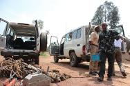 布卡武，国家电力局的电力工人向红十字国际委员会的车辆上装载施工材料。这些车辆将前往戈马修复那里的供电点。