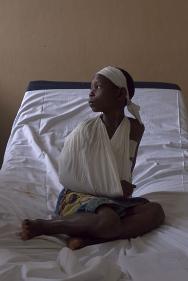 南基伍，布卡武，红十字国际委员会将这名在战斗中受伤的年轻妇女疏散到潘济医院接受治疗。