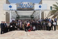 伊朗，基什，南亚国际人道法培训课程班的学员们在会议中心外合影留念。