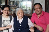 中国，南京，《25个字》纪录片导演刘深（右）采访何泽瑛、刘意达母女。