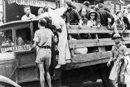 1937-1938年，中日战争期间，红十字车辆在上海运送受害者。