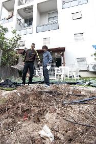 红十字国际委员会与红大卫盾会一起在以色列向当地人了解情况，评估火箭弹造成的损坏。