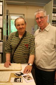 乔治•焦恩泽米斯和表亲约阿希姆•苏姆普曼在查看长达150页的寻人档案中的文件。这些档案是国际寻人服务局应他母亲寻找儿子的请求而建立的。