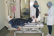 黎巴嫩，巴里德河营地，巴勒斯坦红新月会应急医疗中心，乌姆•阿里在理疗过程中接受康复师西哈姆•阿布•达布斯的指导。