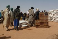 尼日尔，蒂拉贝里，阿巴拉（Abala）镇，提盖泽法（Tiguizéfa），工作人员为马里难民分发食品。