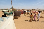 尼日尔，蒂拉贝里地区，来自马里的难民在奇纳戈德拉尔（Chinagodrar）村附近的临时住所避难。