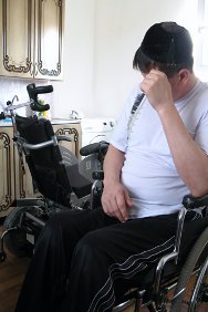 俄罗斯联邦，印古什，阿布亚济德坐在红十字国际委员会提供的电动轮椅上。