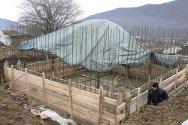 车臣，正在修建蓄水池，这是红十字国际委员会在偏远乡村建设的供水系统之一。