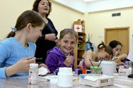 北高加索，别斯兰，孩子们在俄罗斯红十字会的社会心理辅导中心参加绘画班。