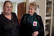 俄罗斯联邦，车臣共和国，格罗兹尼。一名家访项目的受助者与一名俄罗斯红十字会员工的合影。