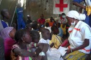 塞内加尔，图巴，塞内加尔红十字会志愿者对那些在拥挤的朝圣人群中与父母失散的儿童进行登记。