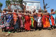 肯尼亚，马萨比特（Marsabit），妇女们在共同庆祝库拉尔山（Mt Kulal）供水工程启用。