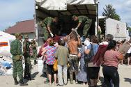 俄罗斯联邦，克拉斯诺达尔边疆区，克雷姆斯克，紧急情况部工作人员和军校学员在红十字国际委员会分发援助时纷纷伸出援手。