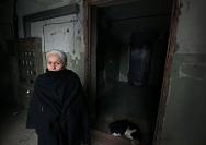 格鲁吉亚，许多像尼诺•舍尔格利亚（Nino Shergelia）这样的格鲁吉亚人生活在悬而未决的过去之中。随着该国在战争与和平之间的未卜状态中缓慢前行，青年和老人都在努力生活下去。