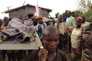 南基伍，许多流离失所者因长途跋涉和疾病困扰而羸弱不堪，只能由红十字国际委员会员工和刚果民主共和国红十字会志愿者用担架抬着走。