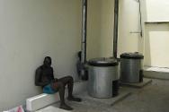 科特迪瓦，大巴萨姆监狱。同样的地方在升级改造之后。