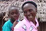 这位母亲和她的儿子因选举后暴力局势而逃离科特迪瓦，现在刚刚从利比里亚返回家乡。