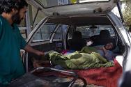 阿富汗，坎大哈，米尔韦斯医院。出租车载着在兹哈里（Zhari）村的爆炸事件中受伤的人抵达医院。