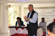 在2013年9月23-24日于查谟举办的拘留场所中的医疗服务研讨会上，拉伊德•阿布拉比医生向与会者讲解全球最佳实践。