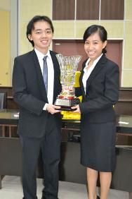 来自马来亚大学的尤金•维（左）和罗保琳（右）在马来西亚2012年国际人道法模拟法庭竞赛上获得冠军。