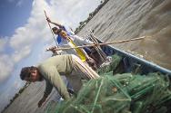 达奥玛莫（身穿黄色衣服）使用红十字国际委员会提供的捕鱼工具在获释后努力恢复正常生活。