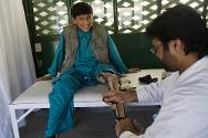红十字国际委员会假肢康复中心的一名工作人员正在调试法赫拉德（Fahrad）的假肢。与法赫拉德一样，阿富汗的许多儿童由于安全局势限制无法接种疫苗而患上了脊髓灰质炎。